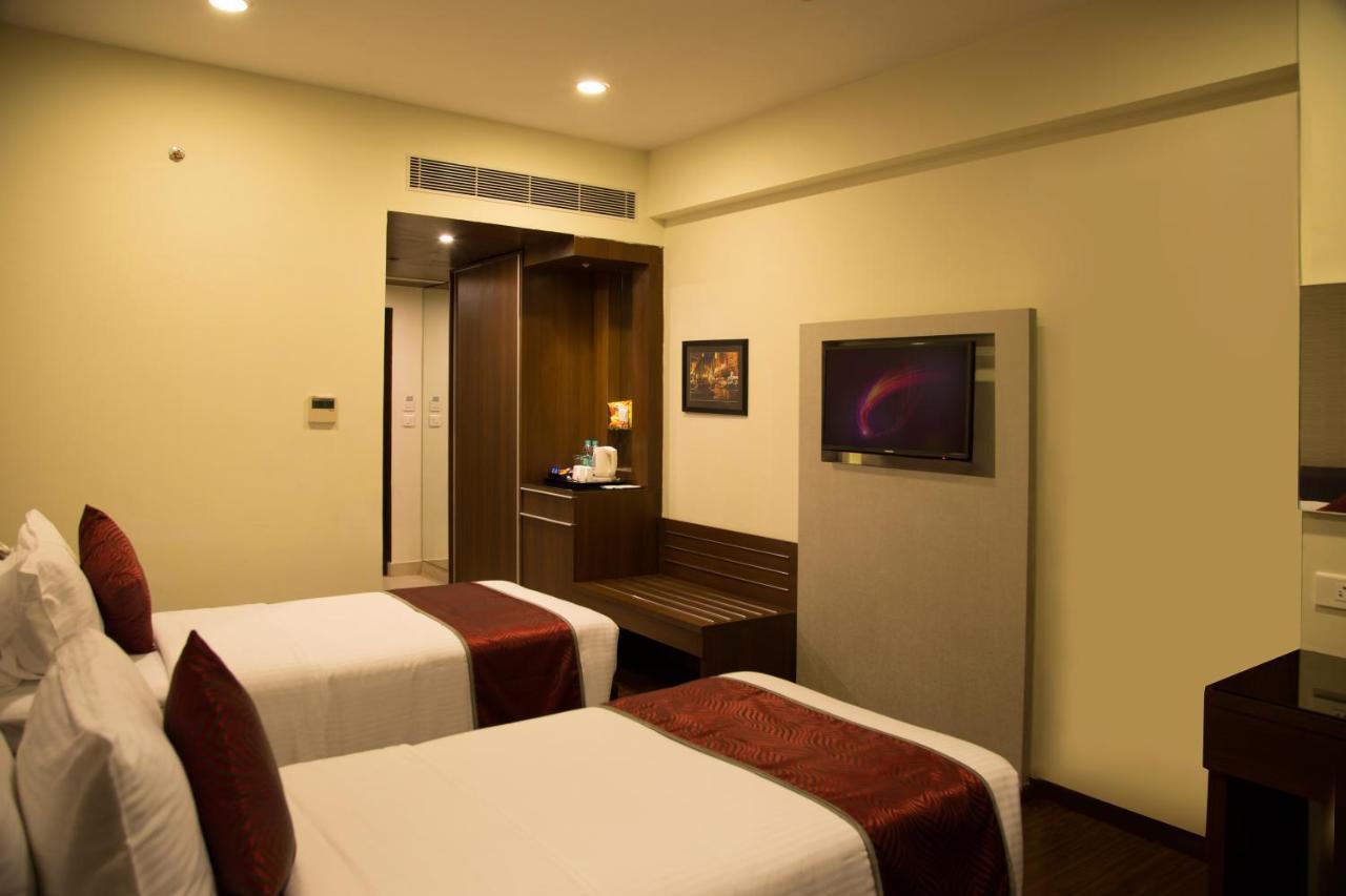V 7 Hotel Chennai Dış mekan fotoğraf