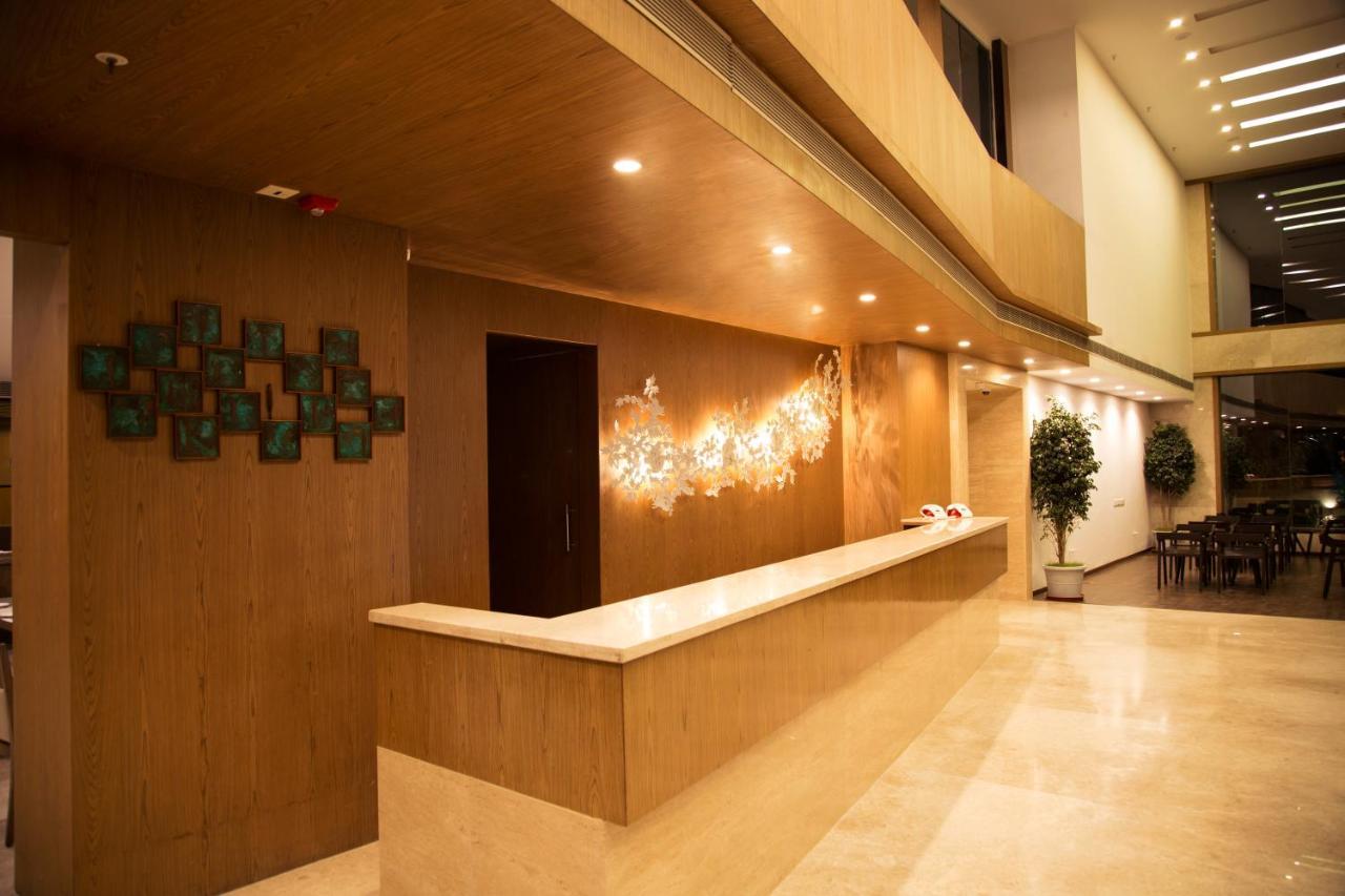 V 7 Hotel Chennai Dış mekan fotoğraf