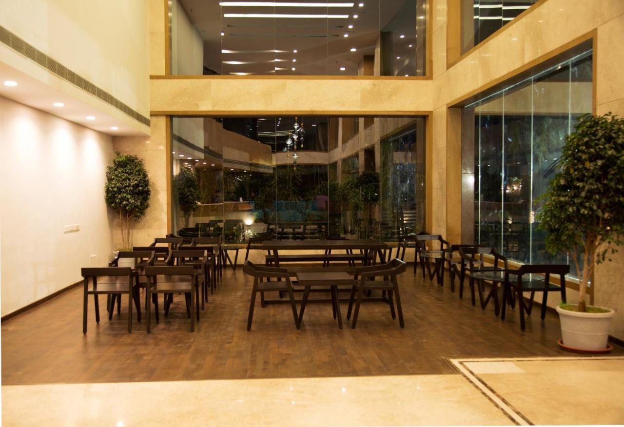 V 7 Hotel Chennai Dış mekan fotoğraf