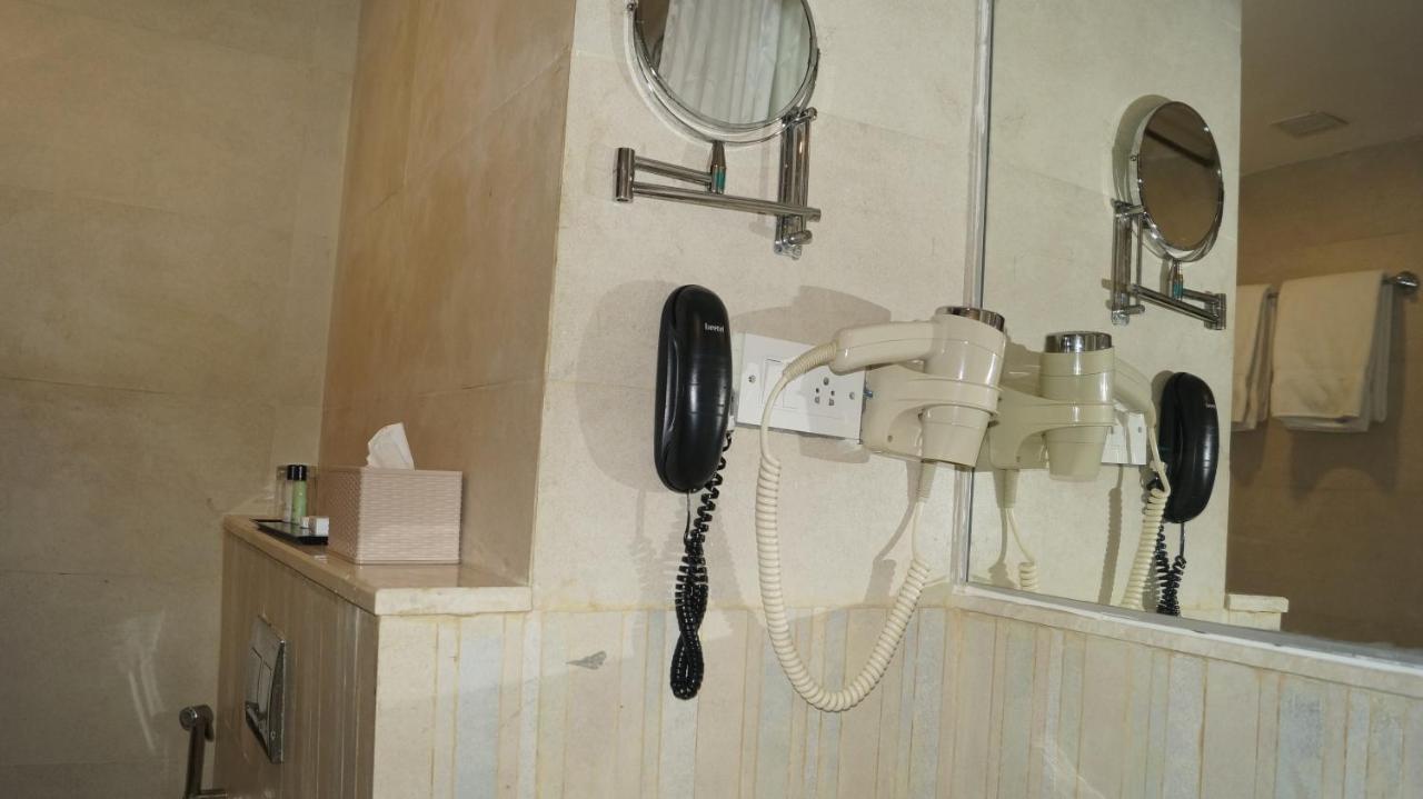 V 7 Hotel Chennai Dış mekan fotoğraf