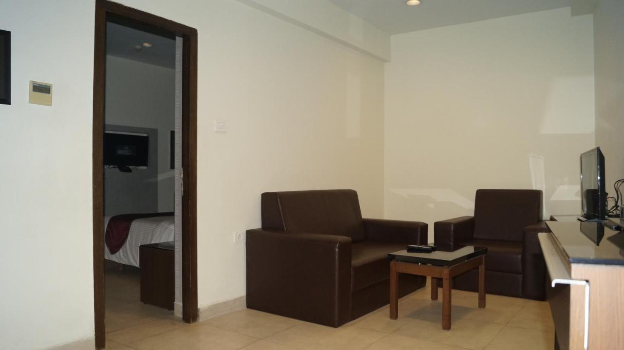 V 7 Hotel Chennai Dış mekan fotoğraf
